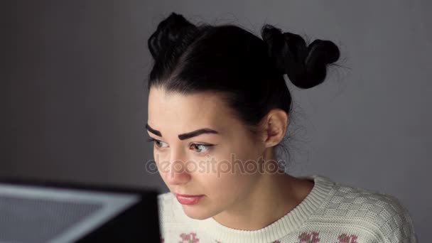 Triste jeune femme surfer sur Internet à la maison — Video