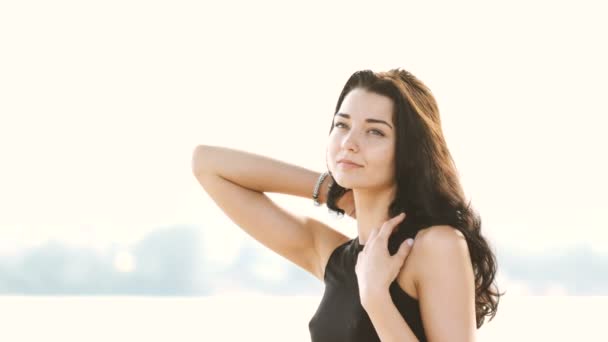 Retrato al aire libre de la diversión joven hermosa mujer sola — Vídeos de Stock