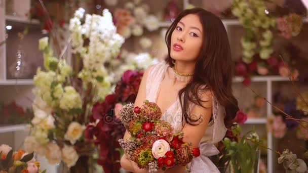 Femme et fleurs. Asiatique fille avec bouquet — Video