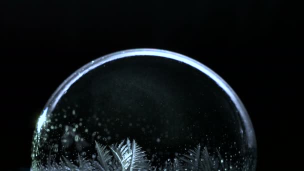Κατεψυγμένα bubble με ιπτάμενα νιφάδες χιονιού στο εσωτερικό, χειμερινές διακοπές σε φόντο, — Αρχείο Βίντεο