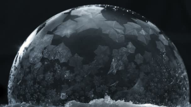 Bevroren bubble met vliegende sneeuwvlokken, winter vakantie achtergrond, — Stockvideo