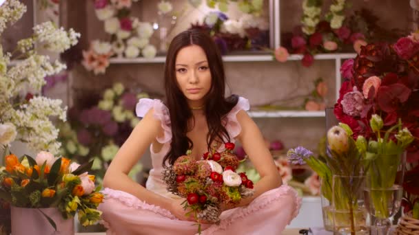 Femme et fleurs. Asiatique fille avec bouquets — Video