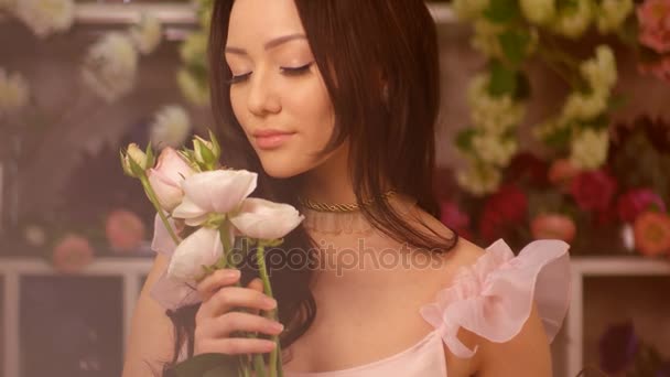 Femme et fleurs. Asiatique fille portrait avec bouquet — Video