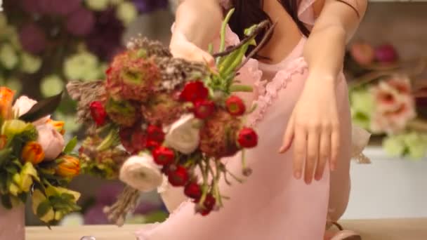 Kvinna och blommor. Asiatisk tjej porträtt med bukett — Stockvideo