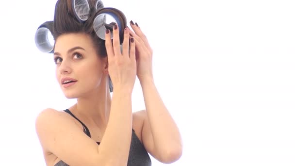 Femme dans les boucles de cheveux à l'intérieur 