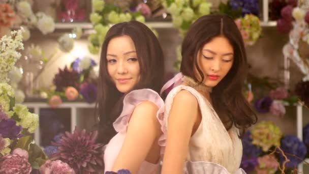 Florister. Asiatiska kvinnor glad arbetar i blomma lagra — Stockvideo