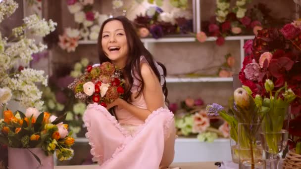 Женщина и цветы. Азиатка с букетами — стоковое видео