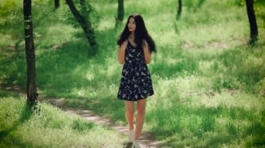 Genç kız doğa üzerinde yürüyüş