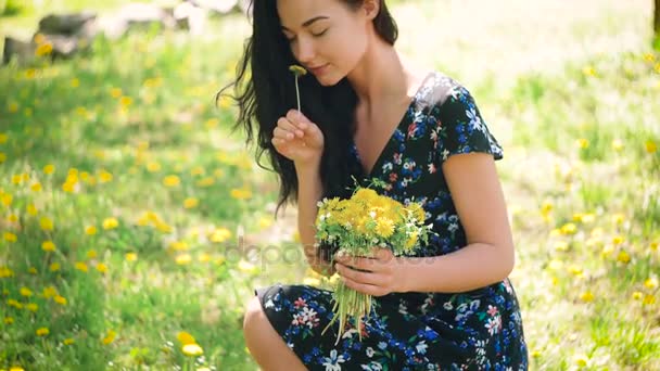 Vrouw die bloemen verzamelt — Stockvideo