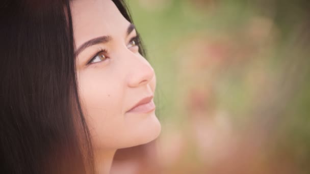 Zomer meisje portret — Stockvideo