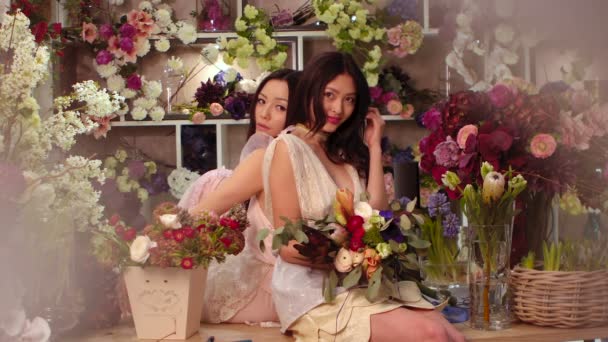 Fleuristes. Asiatiques femmes heureux de travail en magasin de fleurs — Video