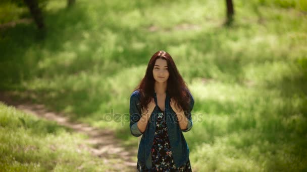 Chica joven caminando sobre la naturaleza — Vídeos de Stock