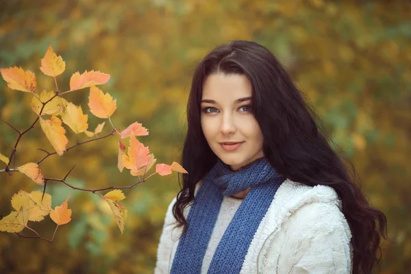 Herfst meisje in stadspark buitenshuis — Stockfoto