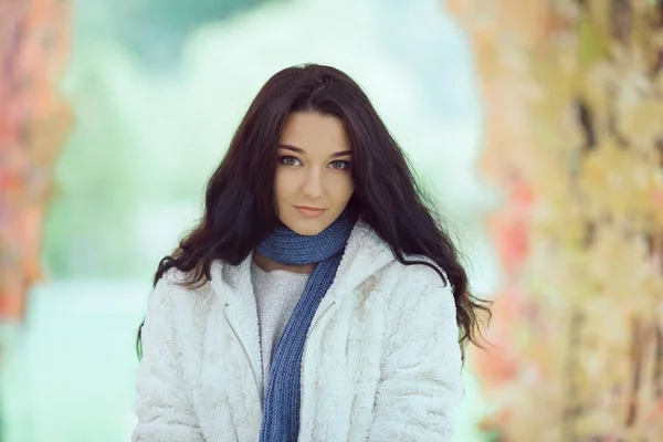 Portrait de fille d'automne dans le parc de la ville en plein air — Photo