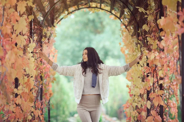 Portrait de fille d'automne dans le parc de la ville en plein air — Photo