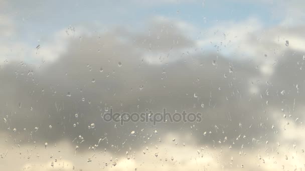 Nuvole time lapse, gocce di pioggia su vetro — Video Stock