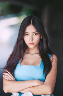 Genç ciddi kızgın kadın portre açık havada