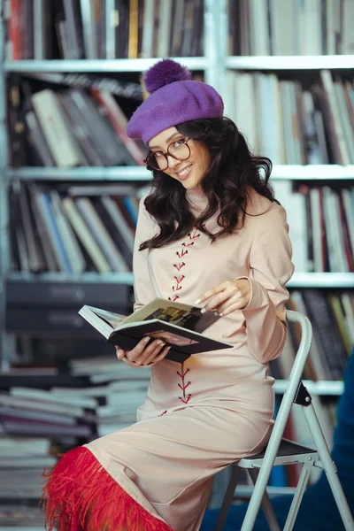 Το ασιατικό μαθητής ανάγνωση βιβλίων στη βιβλιοθήκη — Φωτογραφία Αρχείου
