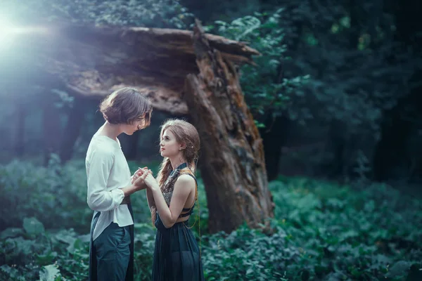 Joven pareja de elfos enamorados al aire libre — Foto de Stock