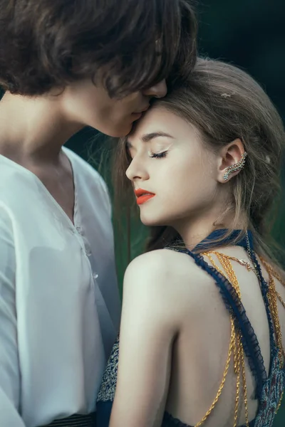 Dışarıda birbirine aşık iki genç elf.