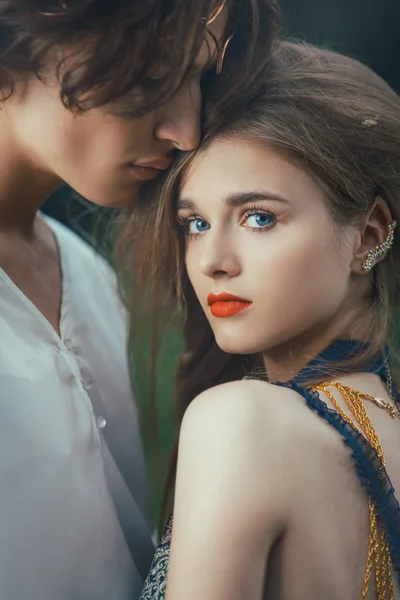 Giovane coppia di elfi innamorati all'aperto Foto Stock