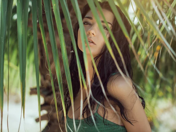 Gyönyörű lány pózol trópusi erdő. Közeli kép: tökéletes portré — Stock Fotó