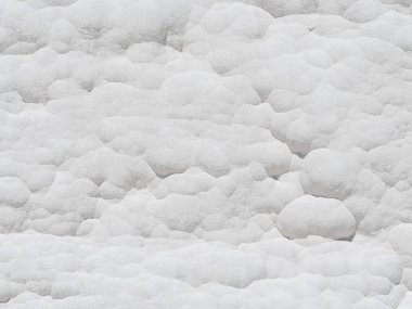Pamukkale 'deki doğal travertin havuzları ve terasları. Türkiye 'nin güneybatısındaki pamuk kale
