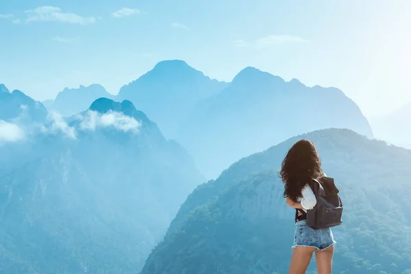 Menina turística jovem bonita com mochila em montanhas — Fotografia de Stock