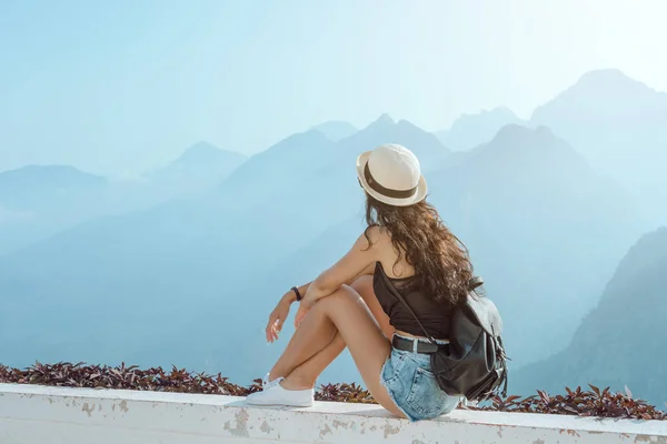 Menina turística jovem bonita com mochila em montanhas — Fotografia de Stock