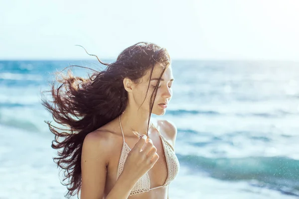 Portrait de belle jeune femme sur la plage . — Photo