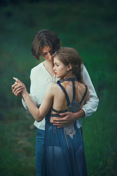 Dışarıda birbirine aşık iki genç elf.