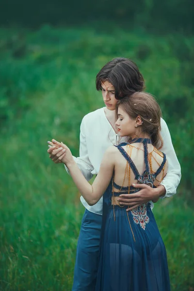 Dışarıda birbirine aşık iki genç elf.