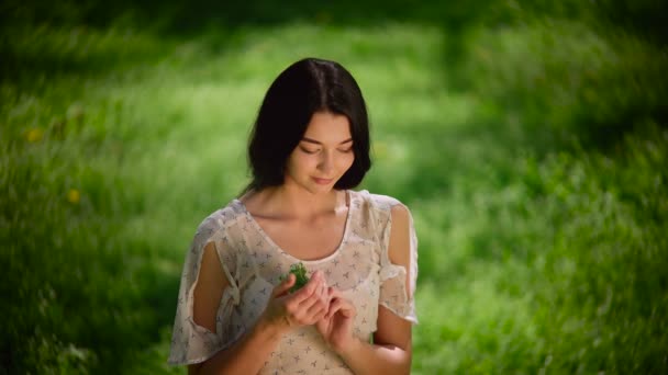 Mujer con flores silvestres — Vídeos de Stock