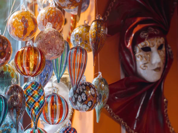 Kleurrijke souvenirs uit het beroemde Muranoglas — Stockfoto