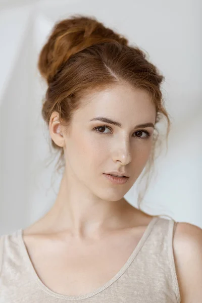 Kameraya bakarak güzel kızıl saçlı kız portresi.