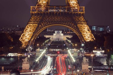 Işıkları ile gece Paris'te Eyfel Kulesi