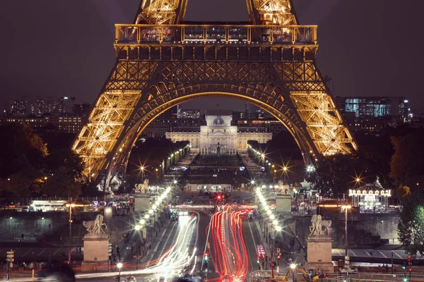 Eiffelturm in Paris bei Nacht mit eingeschaltetem Licht — Stockfoto