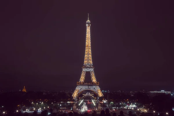 Eiffel Tower in Paris at night with lights on — Stock Photo, Image