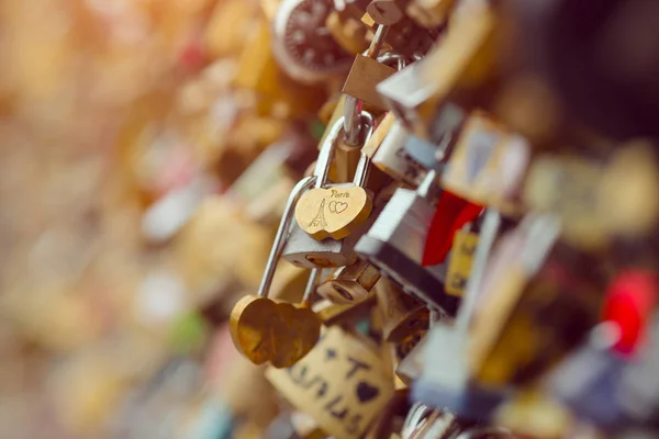 Cerraduras de amor en París Francia puente —  Fotos de Stock