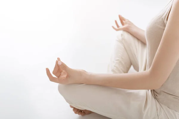 Mulher meditando em casa. Menina praticando ioga — Fotografia de Stock