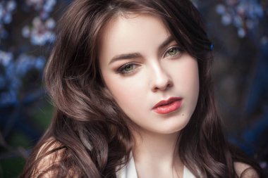 güzel bir kadın yüzü tatlı