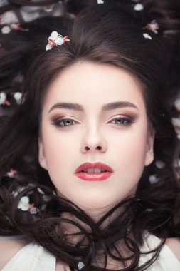 Bahar güzellik ya da kadın kozmetik consept. Moda portre vurdu