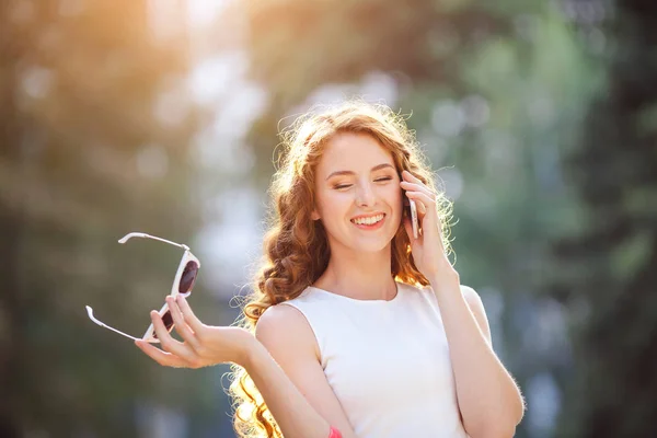 Donna che cammina per strada e parla per telefono — Foto Stock