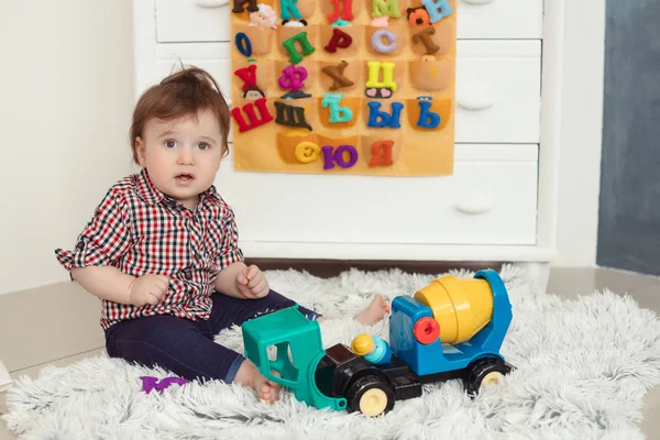 Lustiges Baby Kleinkind Junge zu Hause — Stockfoto