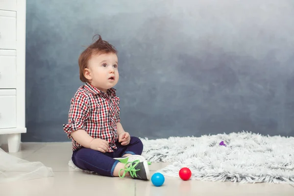 Lustiges Baby Kleinkind Junge zu Hause — Stockfoto