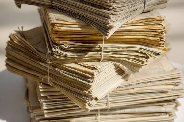 Stack of old newspapers — Stock Photo, Image