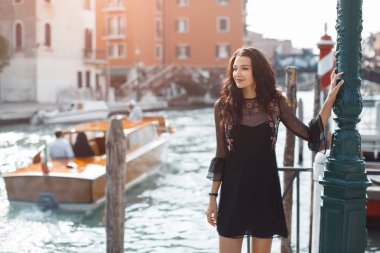 Venedik, İtalya 'daki Venedik Chanal' ının güzel manzarasına karşı rıhtımdaki gezgin kadın..