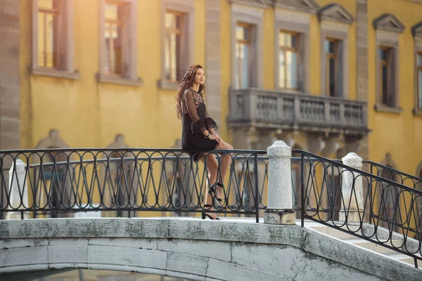Utazás turisztikai nő a híd ellen, gyönyörű kilátással a velencei chanal, Velence, Olaszország. — Stock Fotó