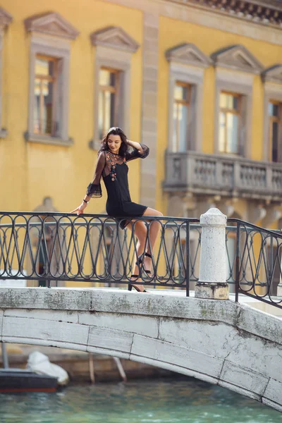 Žena turistické cestování na mostě proti krásný výhled na benátský chanal v Benátky, Itálie. — Stock fotografie