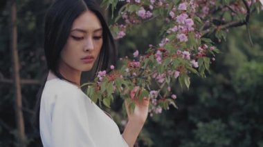 Asyalı kadın açık havada bahar çiçek çiçek karşı Tarih